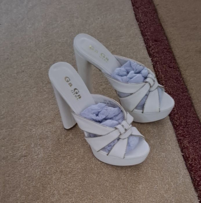 Белые мюли с золотой отделкой