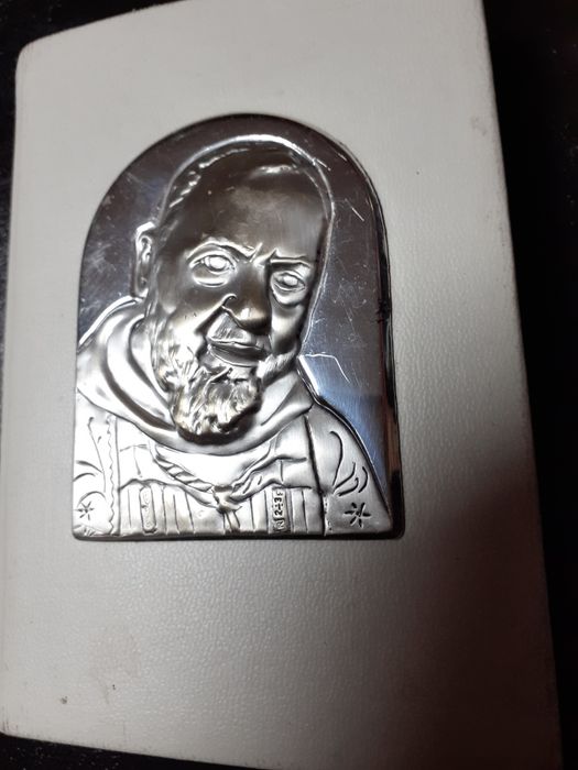 Стара  книга-Библия на свещеното  писание