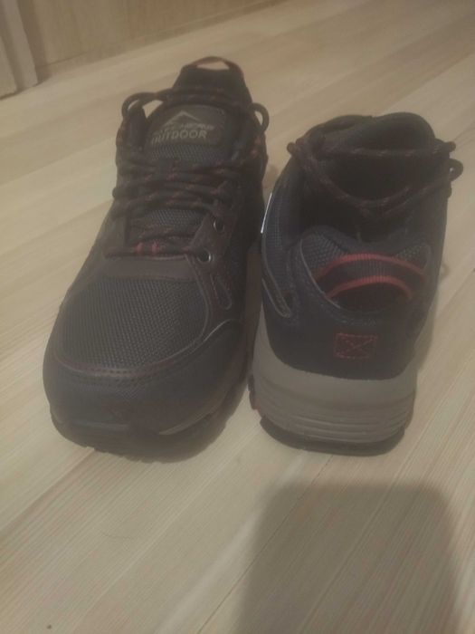 Продам обувь Skechers