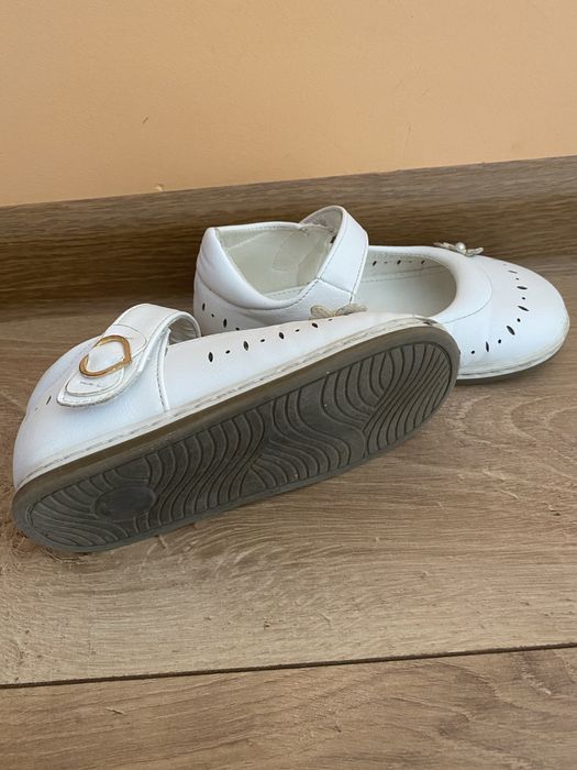 Бели обувки за момиче