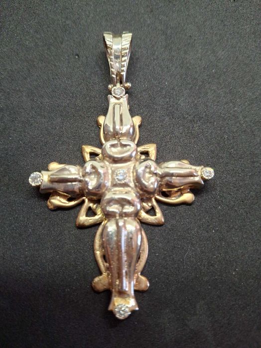 Единствен по рода си, уникален златен кръст с брилянти!
