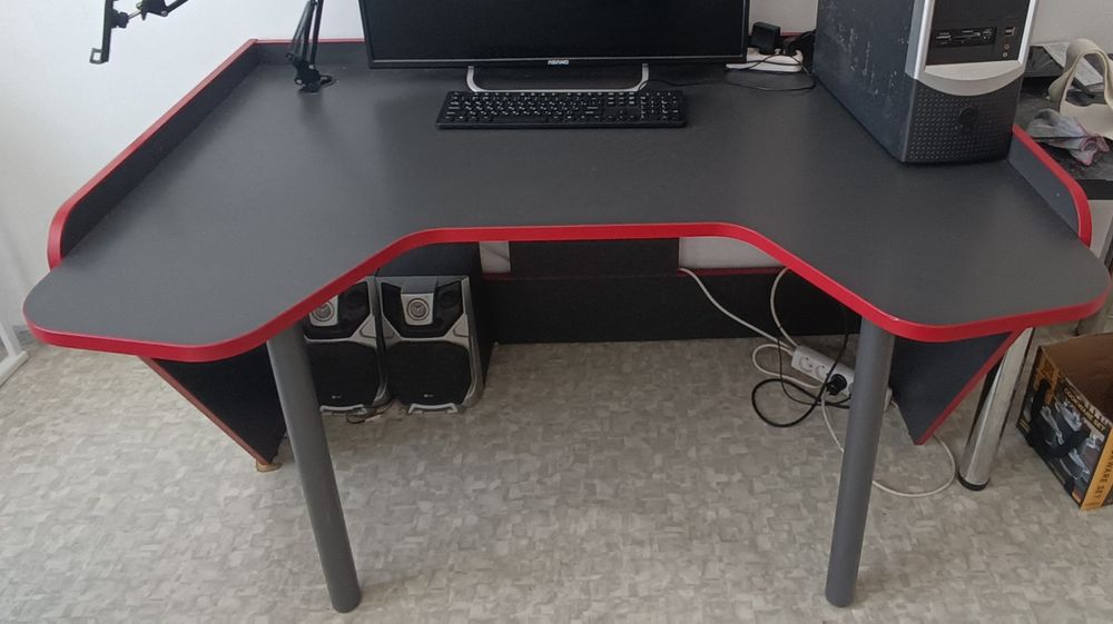 Продам компьютерный стол СРОЧНО