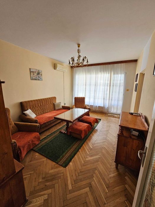 Дава се под наем Двустаен апартамент в Пловдив, Център - 68 кв.м за 307 € - Снимка #1