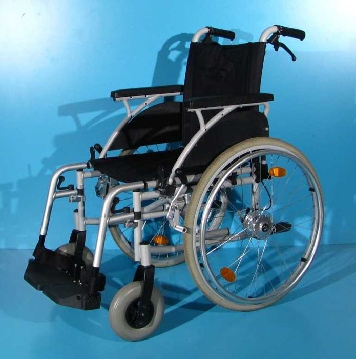 Scaun cu rotile invalizi Breezy - latime sezut 43 cm