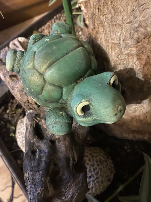 Statuetă sculptată  în piatră  ;  Broscuță sculptată în piatră