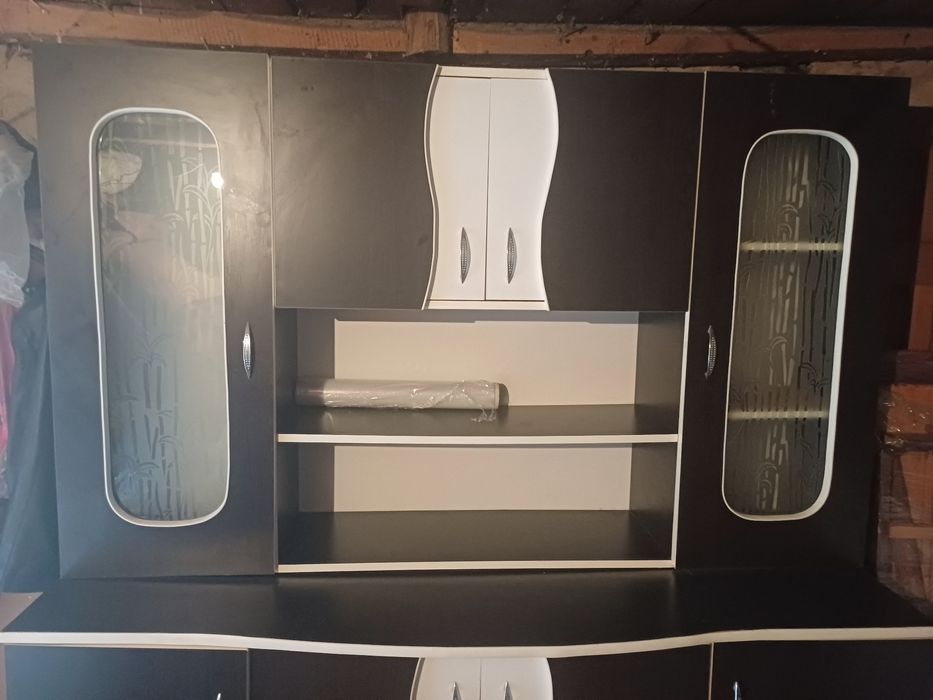 Vând vitrină aprope nouă