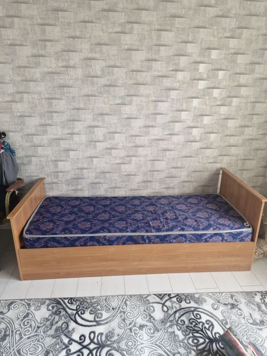 Продаётся односпальная кровать с матрасом