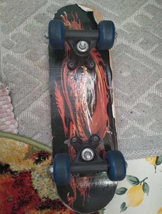 Skateboard cu design pentru copiii