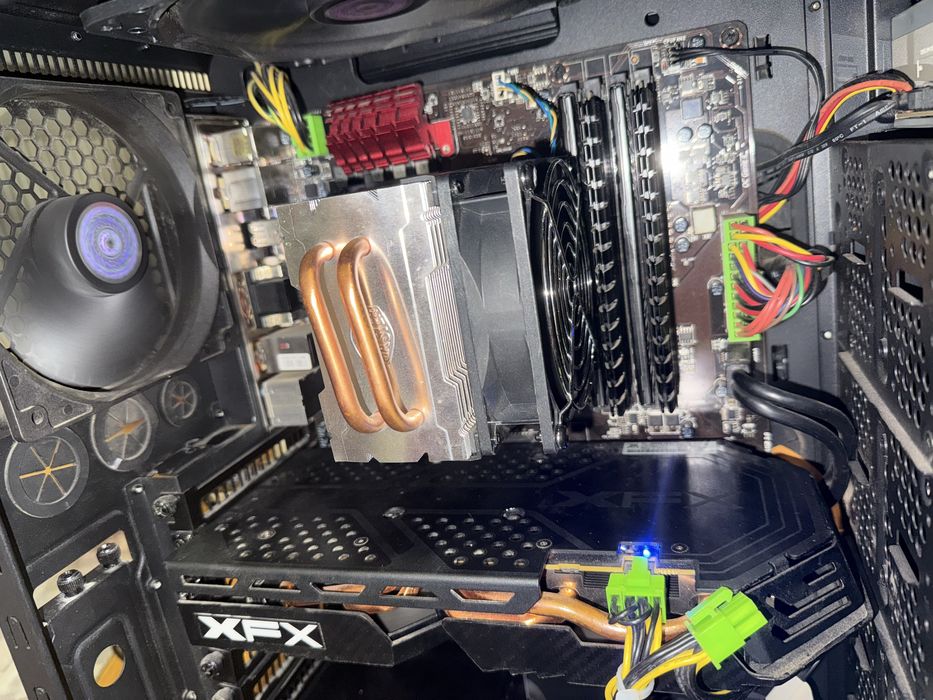 Pc intel i7 4770, 16gb ram, Amd RX 580 8gb, SSD 80gb, hdd 1tb.