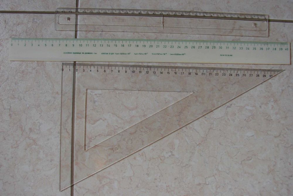 Продавам линии,тиъгалник за чертане в много добро състояние