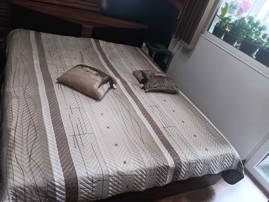 Запазена спалня с две нощни шкафчета и матрак към нея!  Материал направена е от дърво има ракла с механизъм за багаж под нея!  Размери 2 на 160.