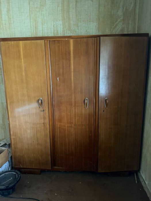 Два стари гардероба