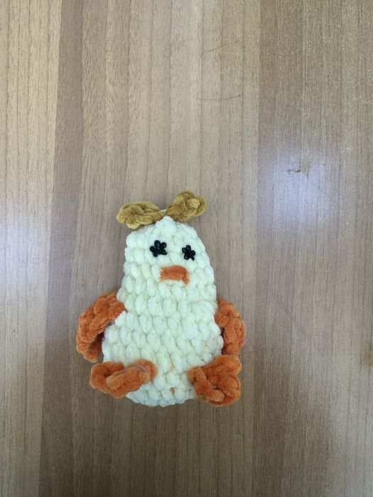 Ръчно изработено плетено пиленце в жълт цвят