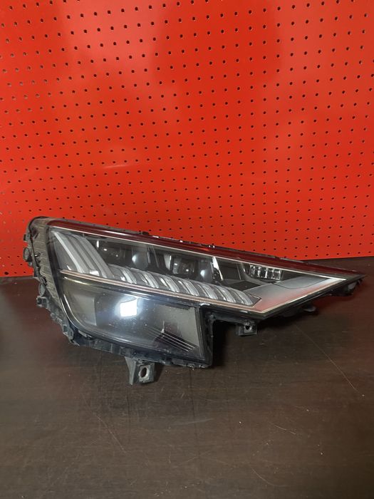 Far dreapta Audi Q8 full led matrix