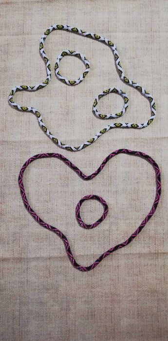 Ръчно изработени гривни и гердани от мъниста.