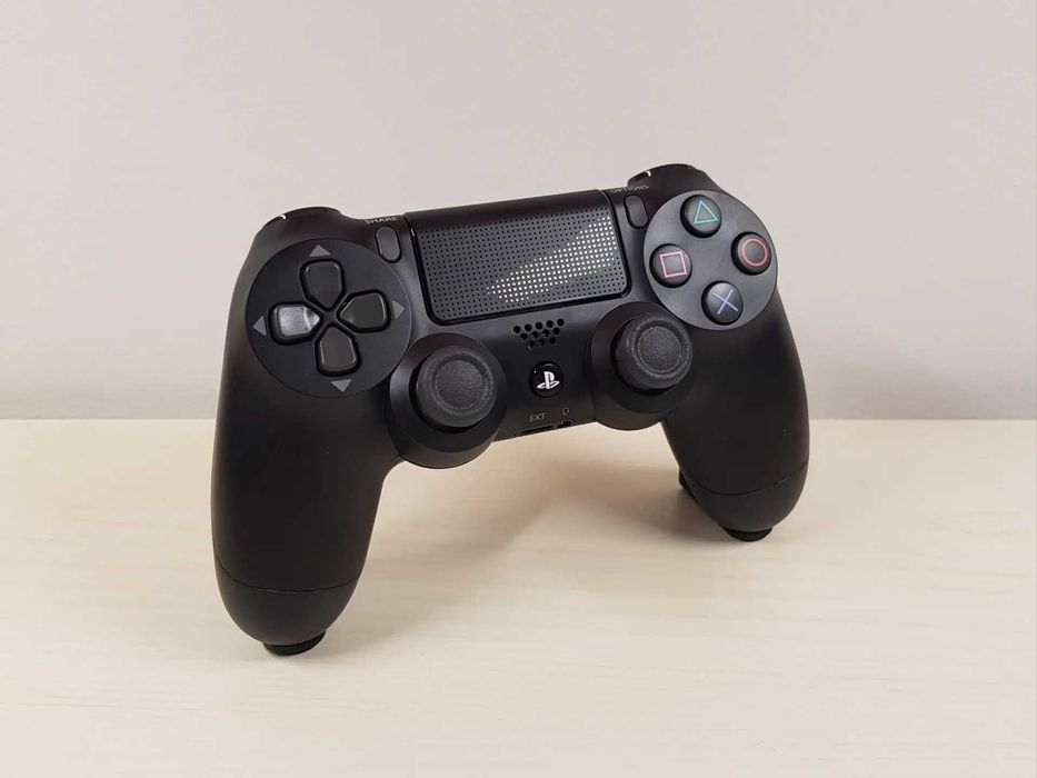 Невидима стойка за PS4 контролер – минималистичен дизайн