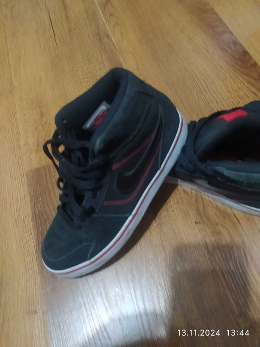 Высокие кроссовки фирменые. В отличном Nike оригинал 34раз.