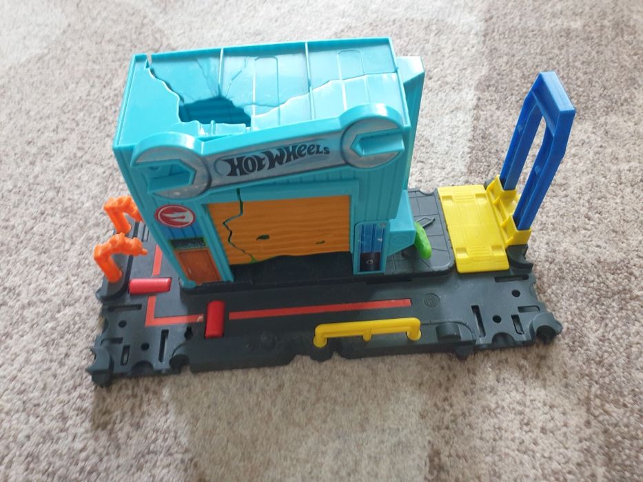 Set Hot Wheels cu crocodil
