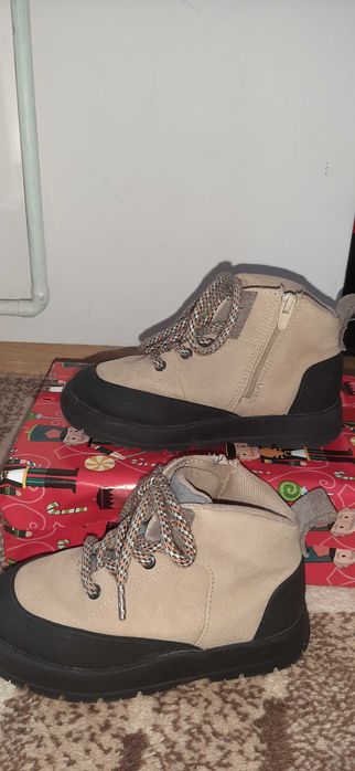 Vand ghete Zara baietei marimea 26