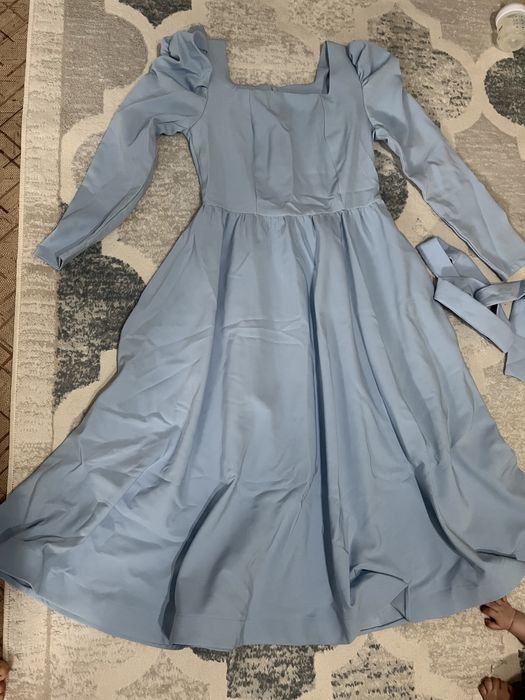 Платье голубого цвета ,
