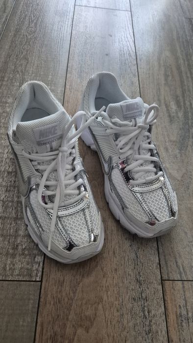 Adidas dama Nike ZOOM VOMERO 5