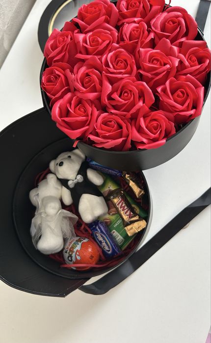 Цветы и сладости подарка