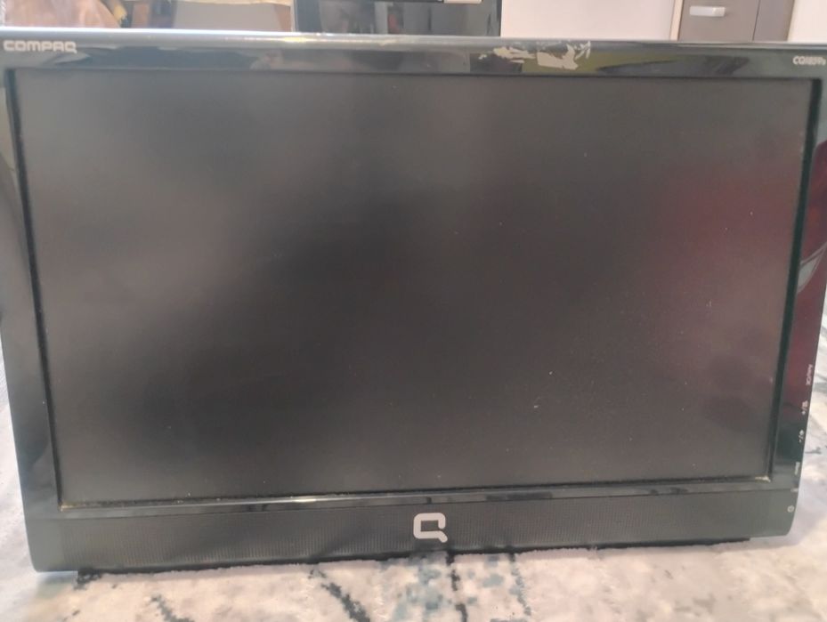 Продавам настолен компютър hp compac