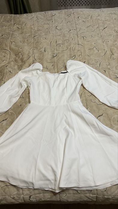 Платье белого цвета