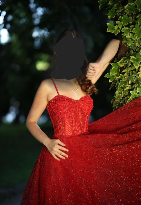 Абитуриентска бална рокля в червен цвят