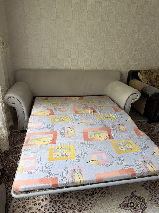 Диван раскладной  и стол  со стульями
