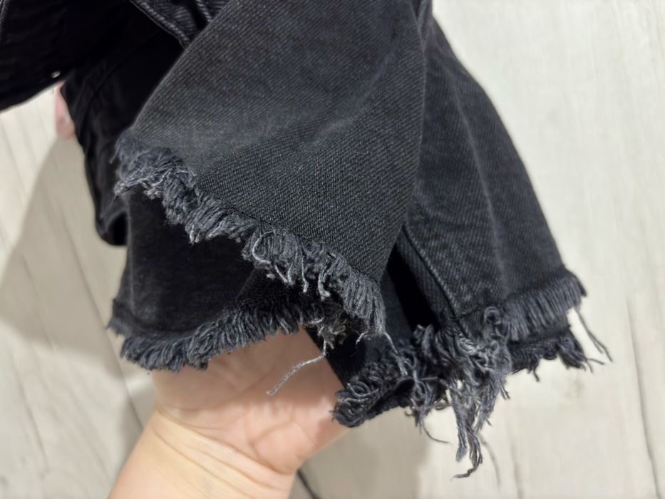 Blugi scurți, model uzură