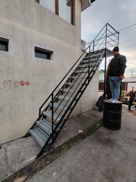 Vând scari de exterior