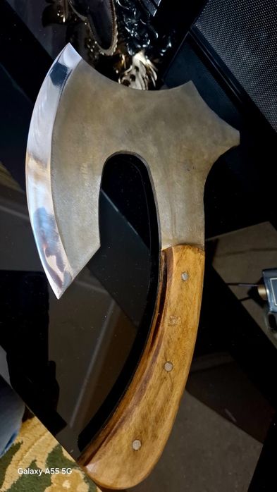 Новые кухонные ножи и топорик.
Новые кухонные ножи и топорик — не испо