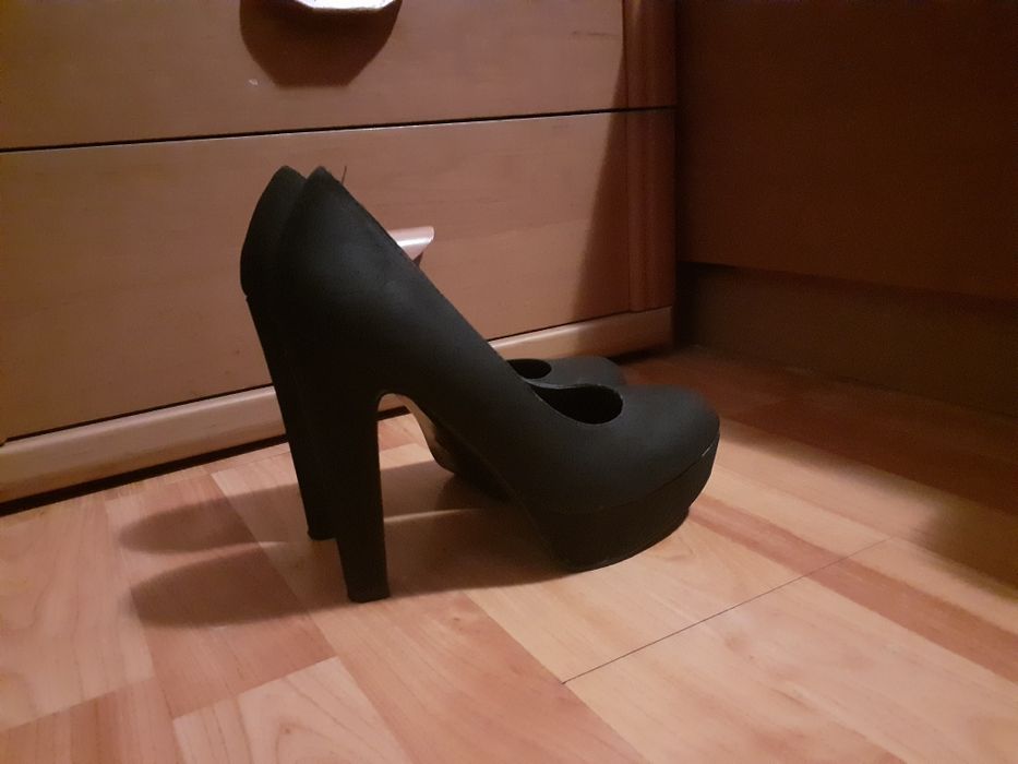 Pantofi negri înalți