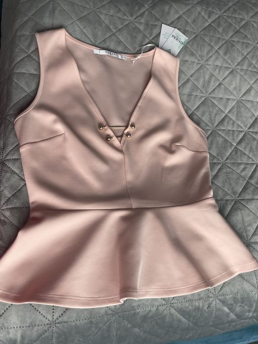 Елегантен топ с метални аксесоари