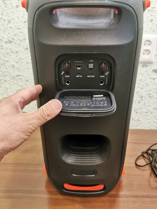 Продаю музыкальную колонку JBL