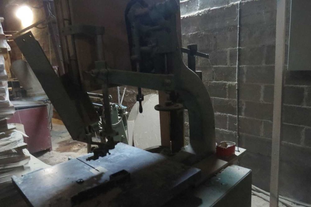 Ferăstrău Panglică (Banzic) Industrial – Construcție Fontă, Precizie și Putere