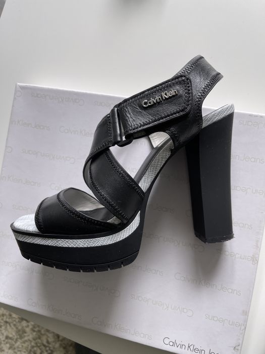 Оригинални обувки с висок ток Calvin Klein