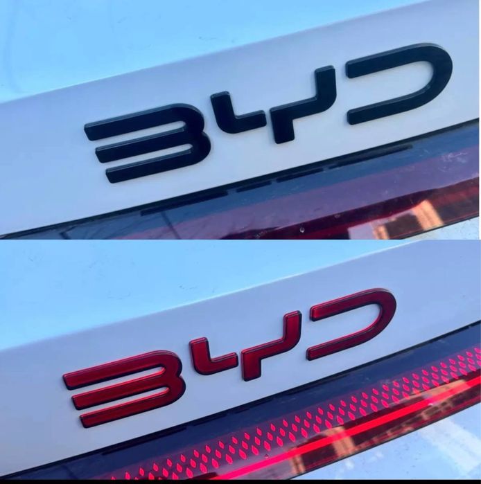 Чёрная накладка на эмблему BYD для 2025