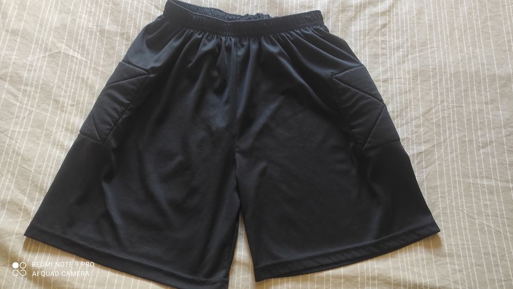Продавам нови вратарски къси панталонки