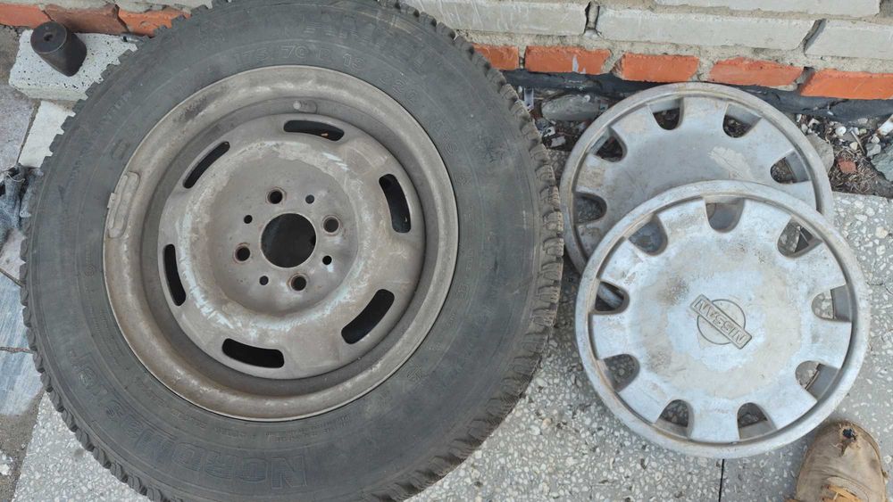 Две шины с дисками 175/70/13