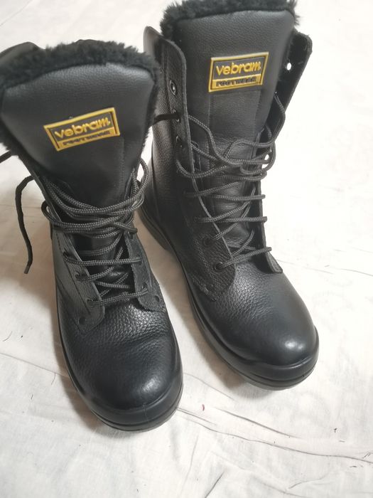 Янги этик 44 размер сотилади.