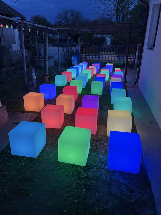 Cuburi luminoase LED RGBW pentru evenimente.