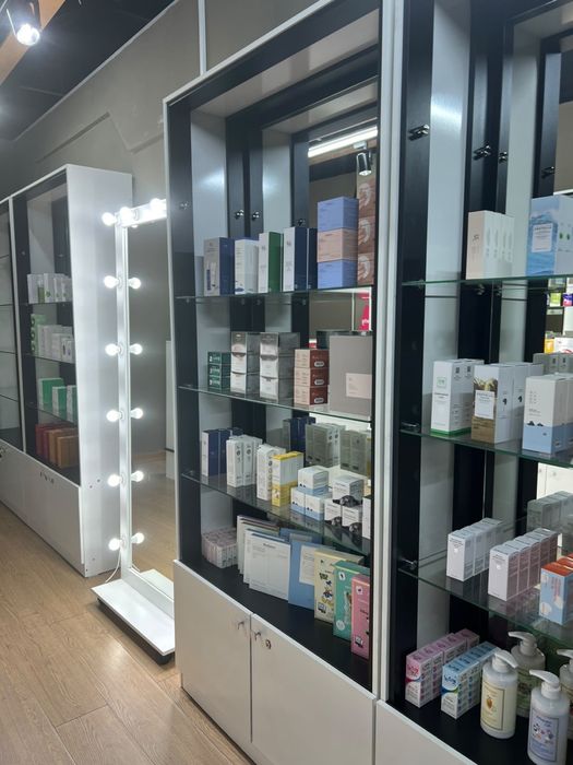 Стеллаж, зеркало, ресепшн