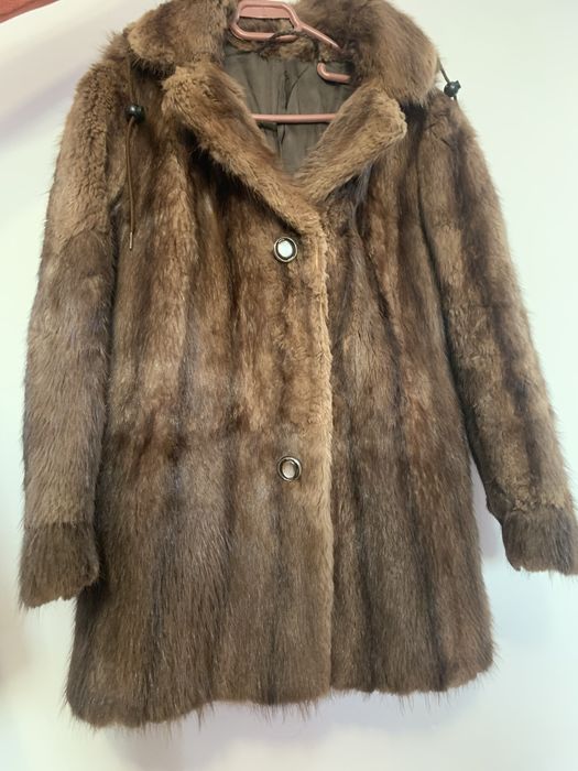 Geacă din blană naturală cu glugă  (nu cunosc animalul)