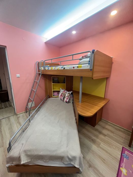 Двуетажно легло с бюро