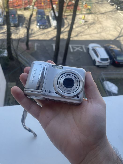 Vând aparat foto compact Fujifilm de 8.1 mp poze/filmare hd