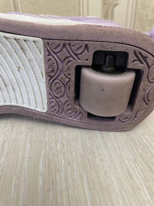 Продам кроссовки  на колесиках.