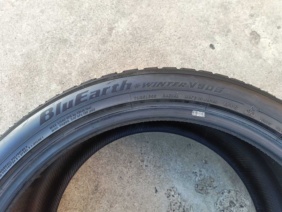 O anvelopa de iarna 295 35 21 Yokohama BluEarth Winter 7,3 mm