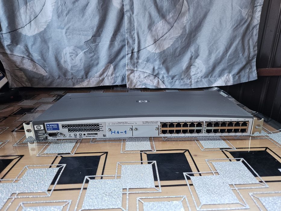 HP Procurve switch 2524 J4813A 24 porturi 10/100
Resetate.
Perfect fun